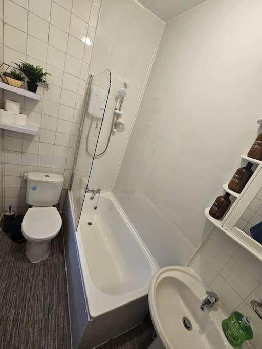 Harry Potter's Leavesden Retreat: Stylish 2-Bed Serviced Apartment Sarratt Exterior photo